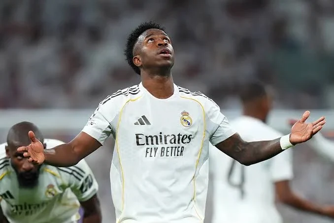Celebración con el jersey blanco de Real Madrid
