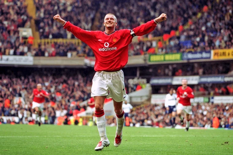 Celebración con una camiseta clásica de Manchester United