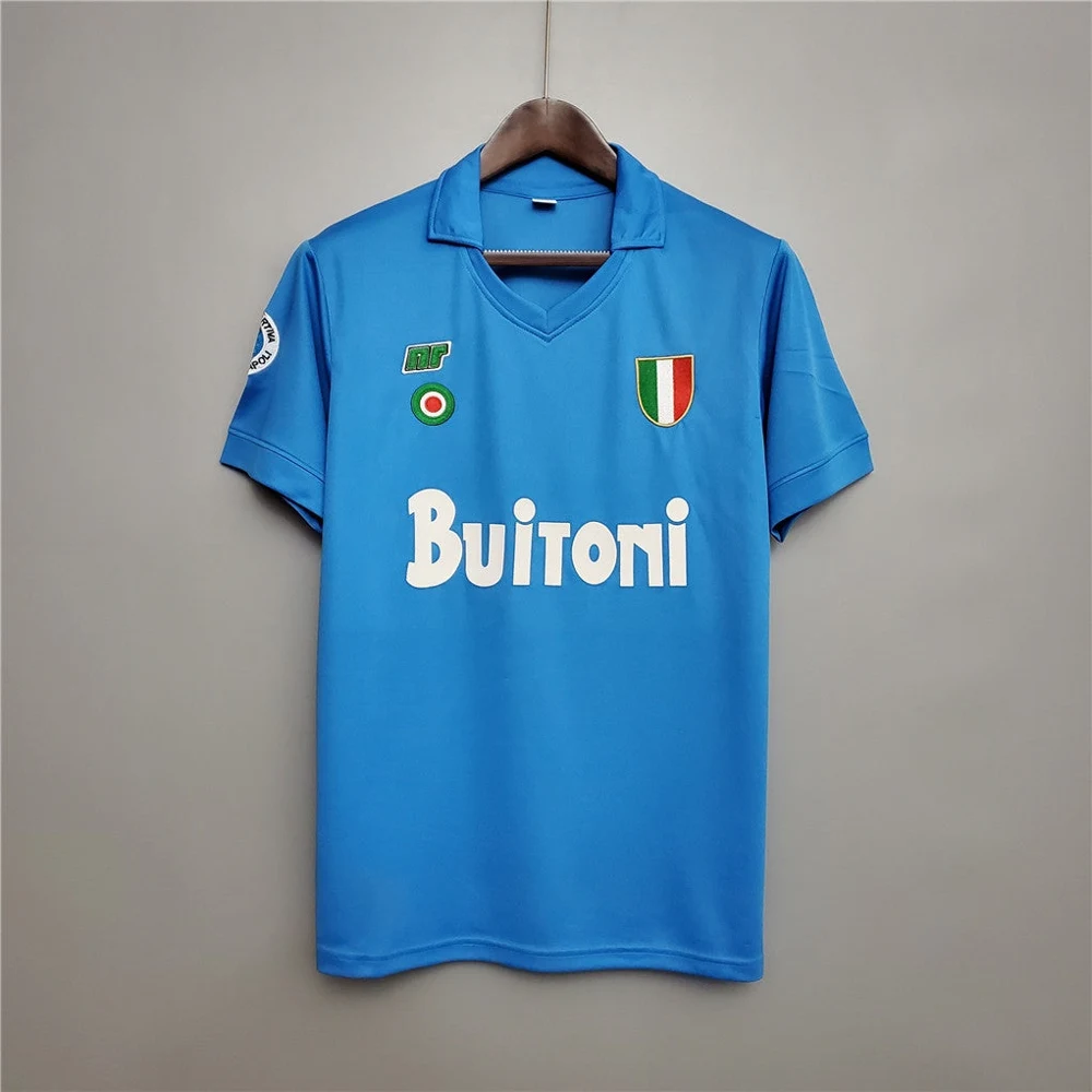 Celebración con una camiseta histórica de Napoli